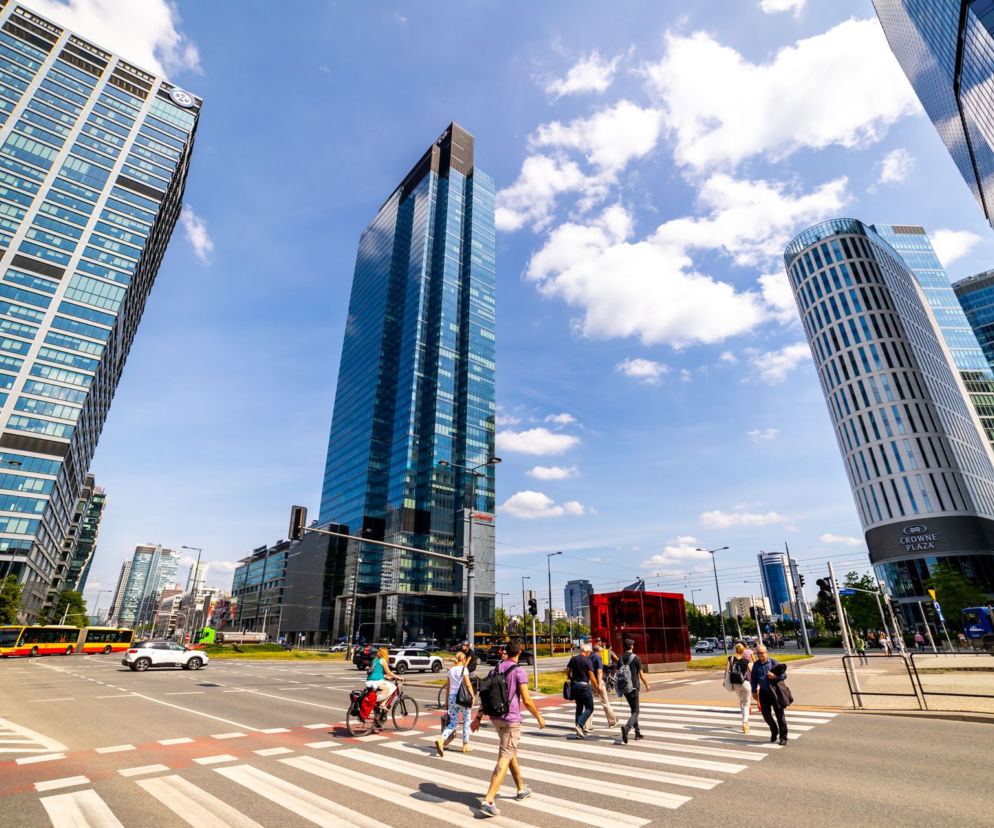 Wieżowiec Warsaw Unit przy Rondzie Daszyńskiego. O architekturze biurowców Warszawy przeczytasz w serwisie Architektura.