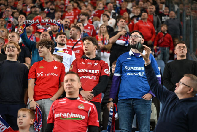 Tak kibice Wisły Kraków bawili się na trybunach. Znajdź się na zdjęciach