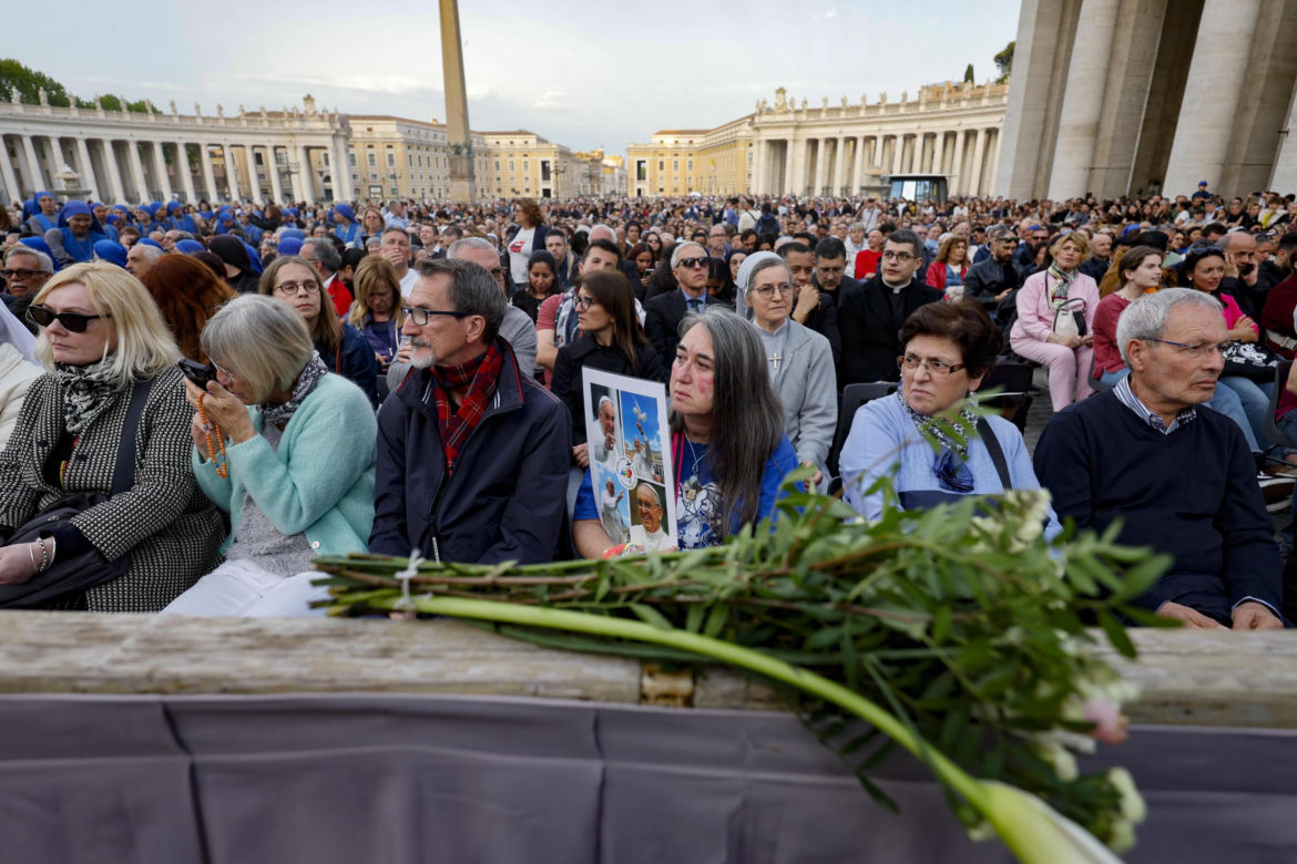 Wierni na Placu św. Piotra modlili się w intencji papieża Franciszka