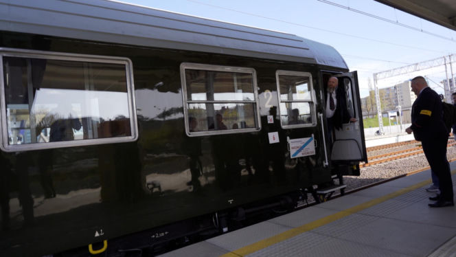 Jechałem legendarnym pociągiem. W środku jak kiedyś, aż trudno uwierzyć! Ludzie mówią wprost: „to były czasy”