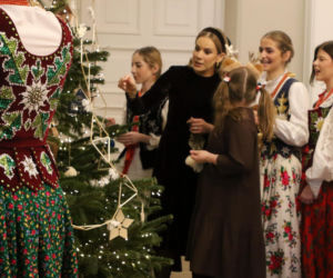 W Pałacu Prezydenckim już święta. Marta Nawrocka z rodziną ubierała choinkę