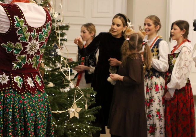 W Pałacu Prezydenckim już święta. Marta Nawrocka z rodziną ubierała choinkę