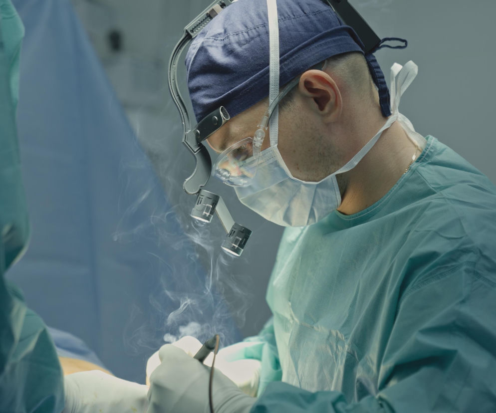 Neurochirurg operuje pacjenta. Ceny takich zabiegów w Małopolsce przekraczają 21 tysięcy złotych, o czym pisze Poradnik Zdrowie.