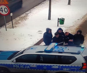 Senior padł na chodniku. Zamarzłby w śniegu, gdyby nie reakcja jednej osoby