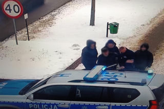 Senior padł na chodniku. Zamarzłby w śniegu, gdyby nie reakcja jednej osoby