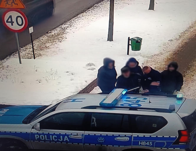 Senior padł na chodniku. Zamarzłby w śniegu, gdyby nie reakcja jednej osoby