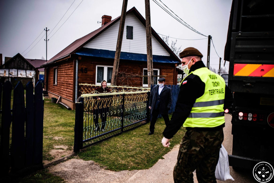 Żołnierze rozwożą żywność na Podlasiu. We współpracy z Caritas