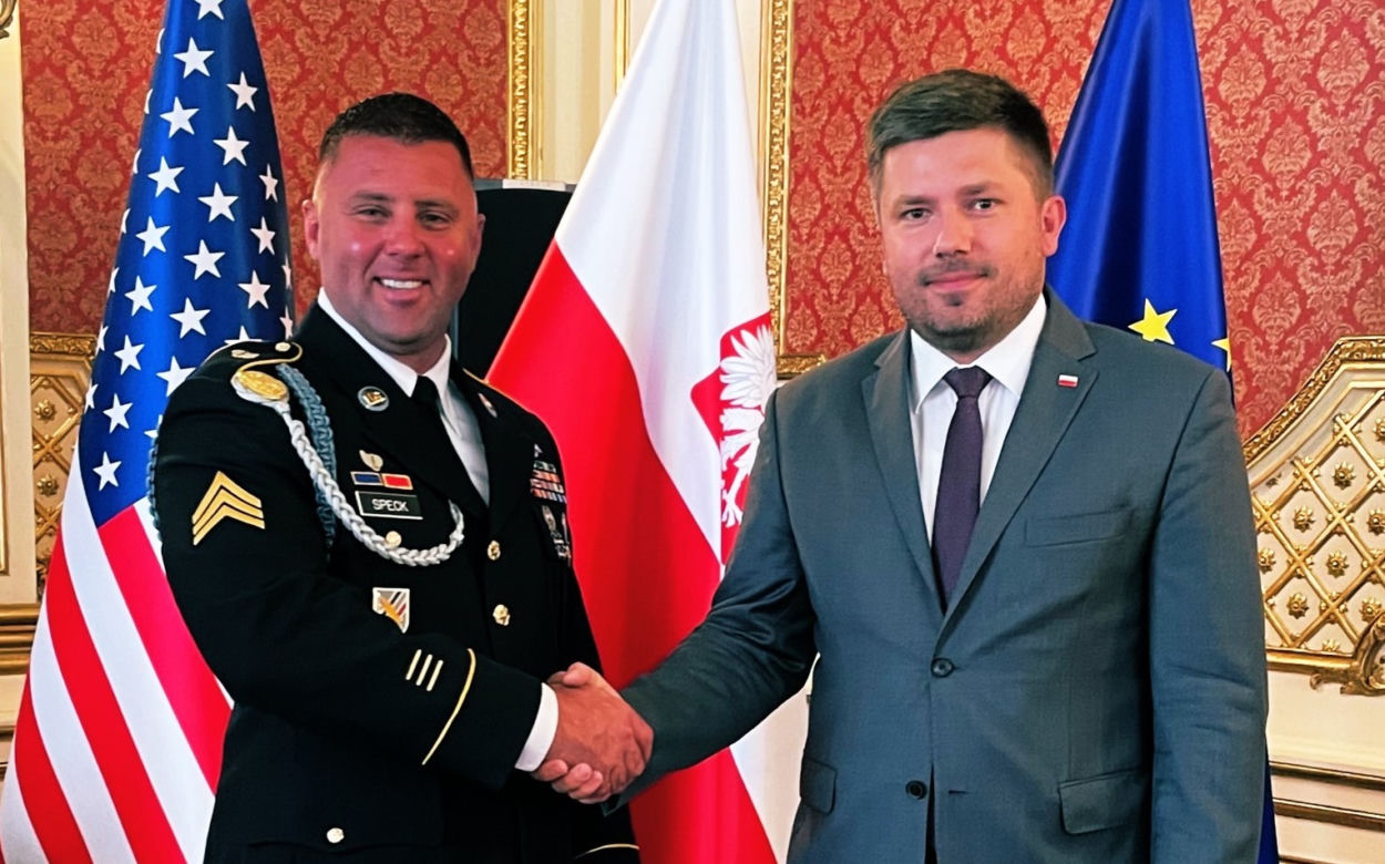 Makabryczny pożar w Pruszkowie. Mieszkanie w bloku płonęło jak zapałka. Nie żyje 17-latek