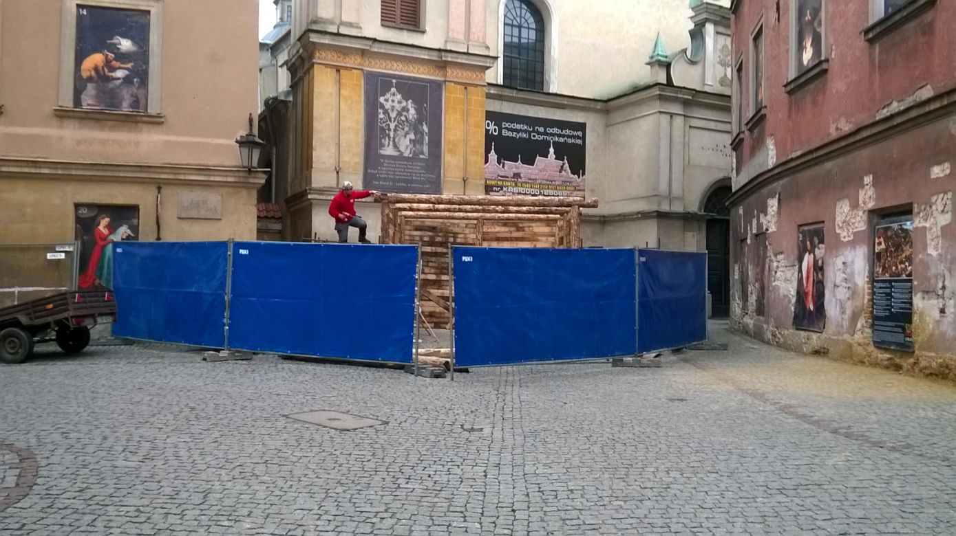 Budowa szopki na ul. Złotej