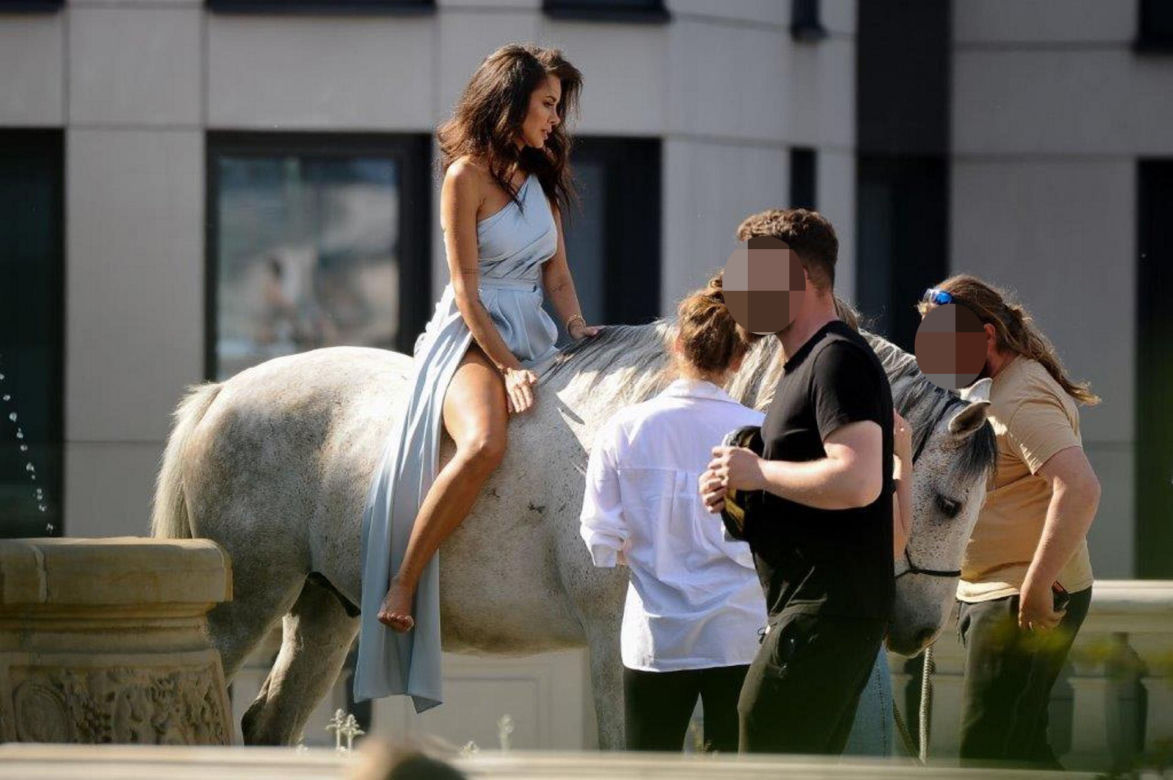 Natalia Siwiec na koniu w centrum Warszawy