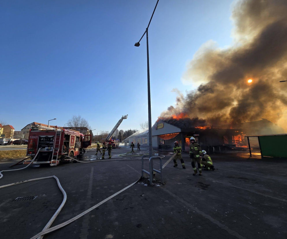 Kolejny market spłonął w Polkowicach. To już drugi taki pożar w krótkim czasie! 