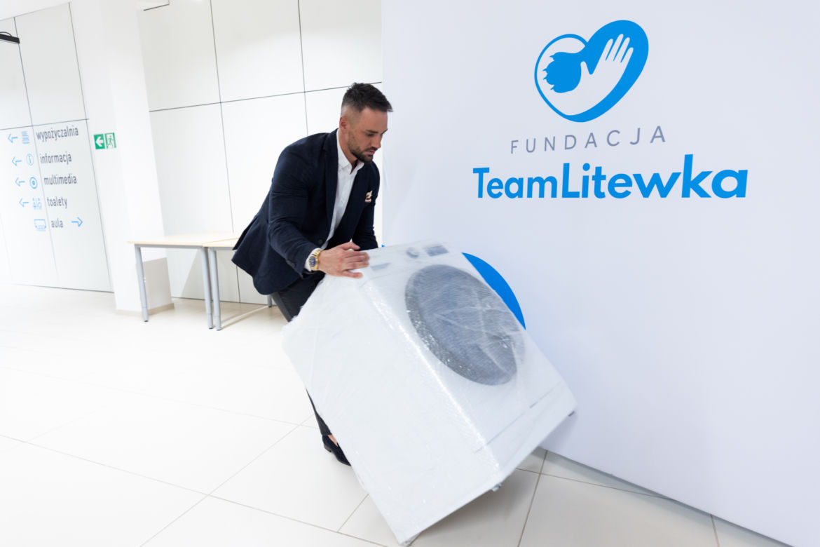 Moblizuje do pomocy ludzi z całego kraju. To najszybsze zbiórki w internecie. Łukasz Litewka założył fundację Team Litewka