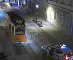 Weszli na dach zabytkowego tramwaju w centrum Bydgoszczy