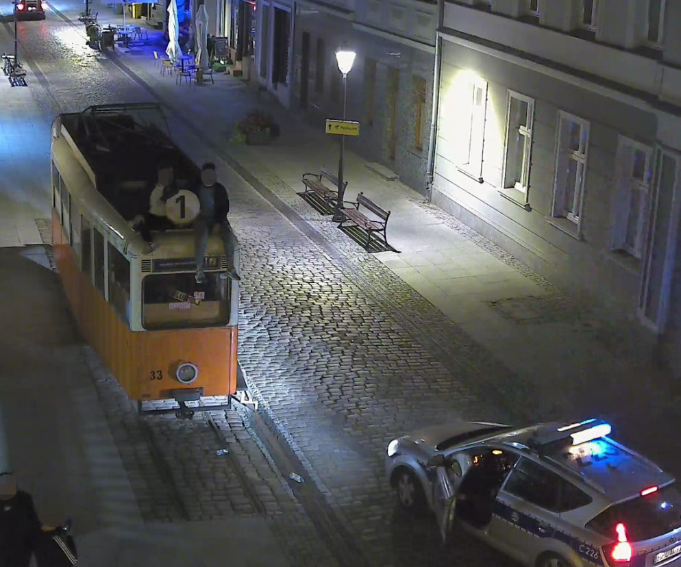 Weszli na dach zabytkowego tramwaju w centrum Bydgoszczy