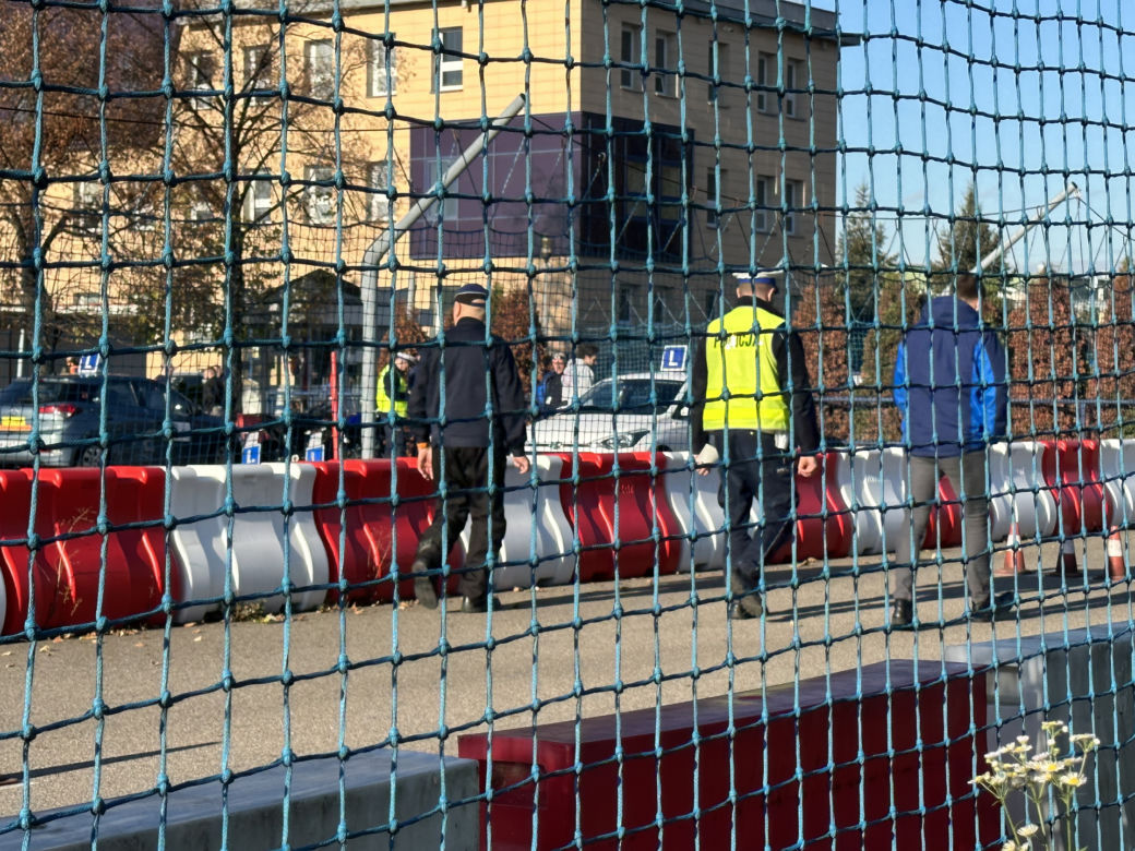 Wypadek motocyklisty podczas egzaminu na prawo jazdy. Służby interweniowały w WORD w Warszawie