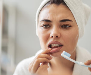 Krwawiące dziąsła mogą sygnalizować więcej niż próchnicę. Kiedy uśmiech zdradza ryzyko zawału serca?