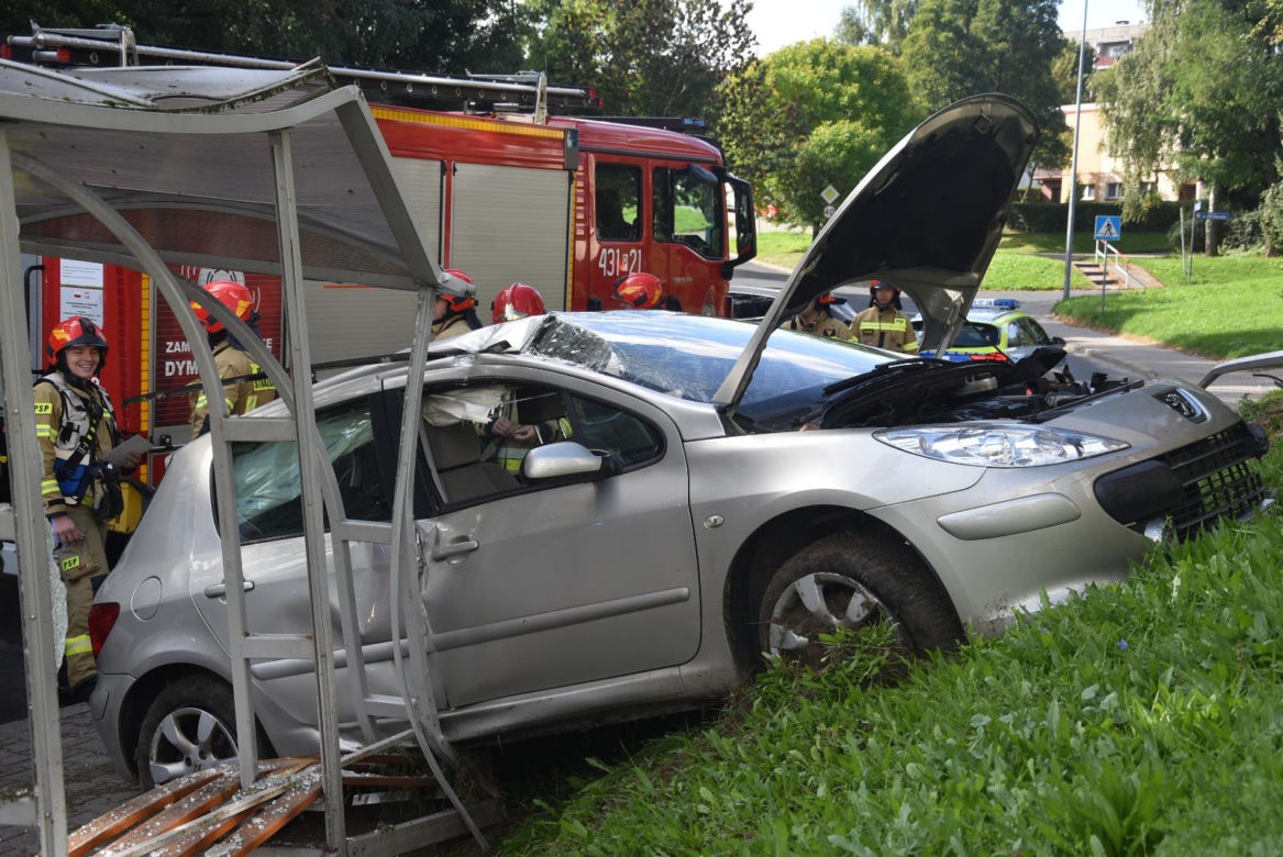 Niebezpieczne zdarzenie w Gostyniu. Samochód staranował latarnię i przystanek autobusowy