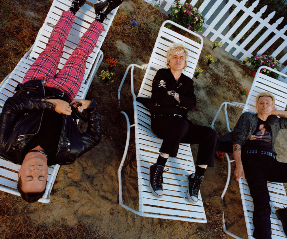 Muzycy zespołu Green Day leżą na białych leżakach ogrodowych. O nowym kanale Green Day TV przeczytasz na EskaRock.