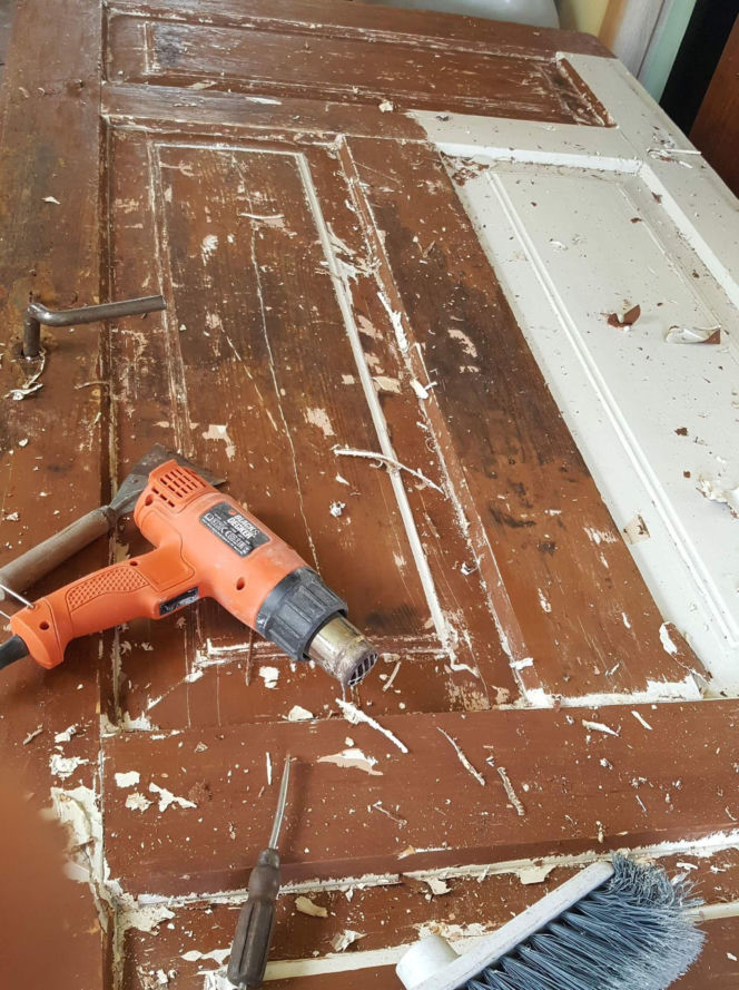 Drzwi w trakcie renowacji