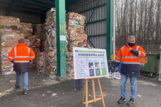 Tony zużytego kartonu i papieru zasypują łódzką sortownię odpadów. MPO apeluje - segregujcie śmieci! 