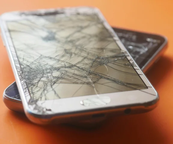 Pęknięty ekran to nie tylko rysa! Naukowcy ostrzegają: twój telefon może być wylęgarnią groźnych bakterii