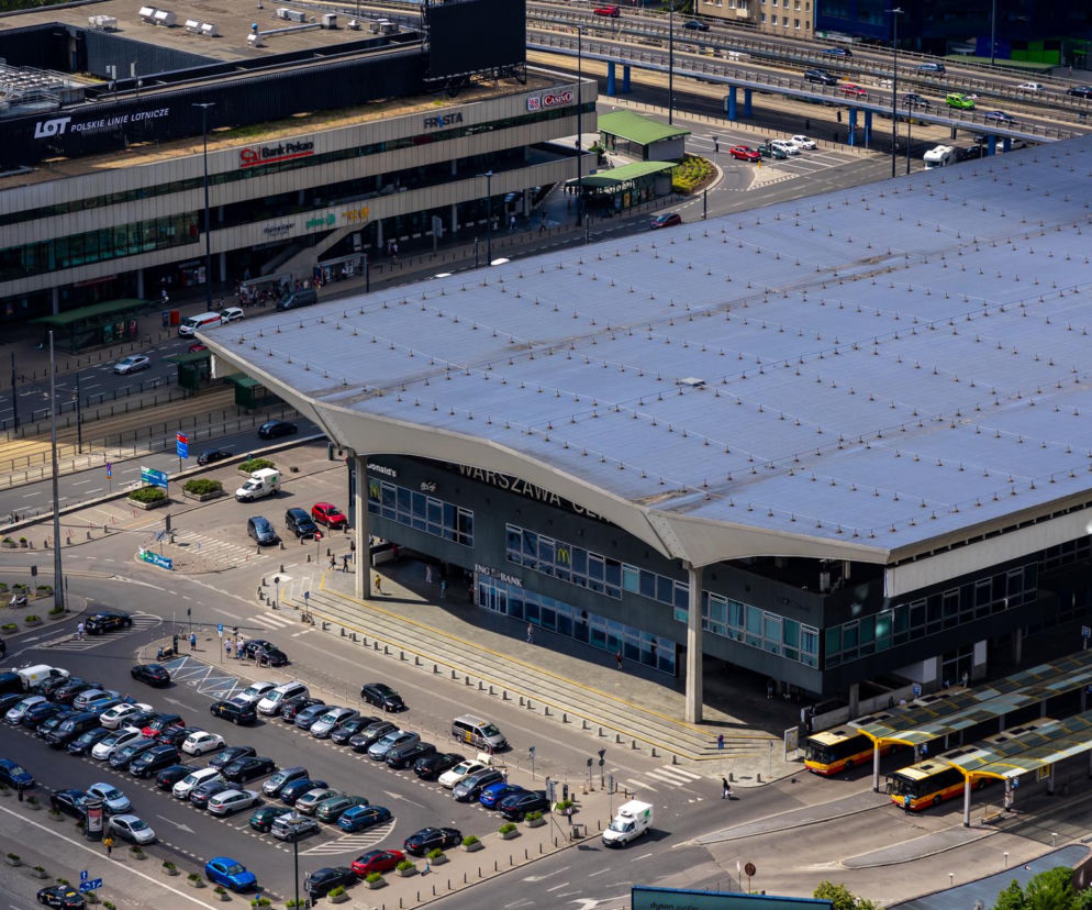 Dworzec Warszawa Centralna z lotu ptaka. Pod jego peronami powstanie nowa linia średnicowa, o czym pisze Architektura.
