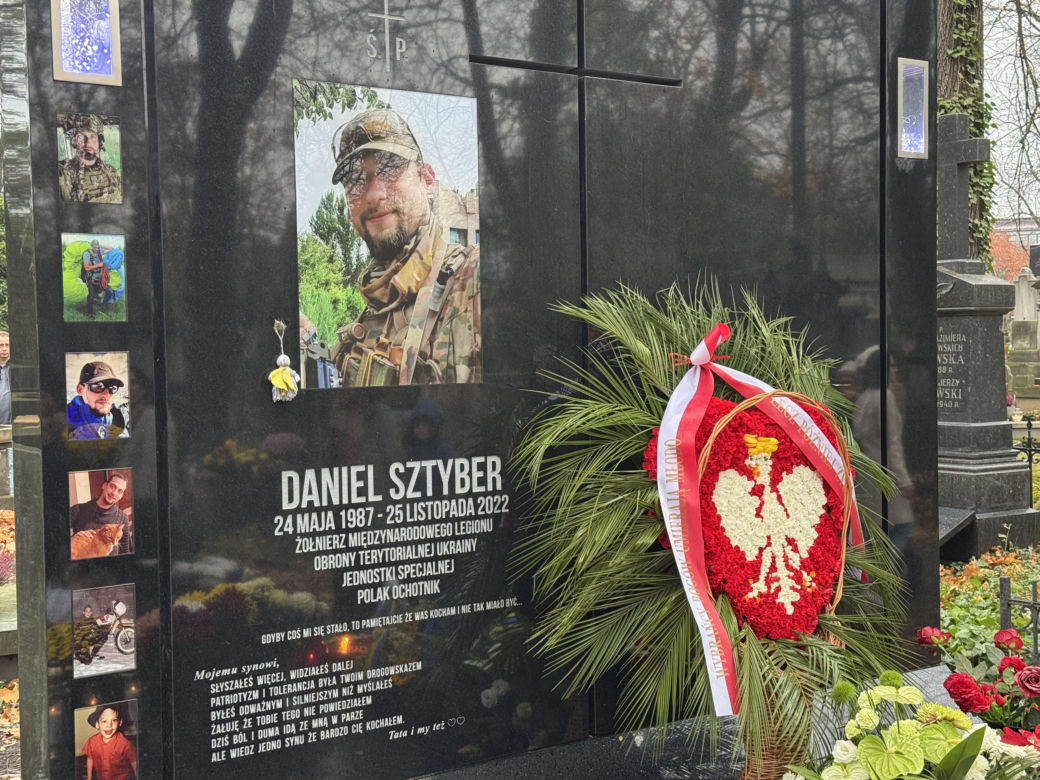 Tak wygląda grób Daniela Sztybera w Święto Zmarłych. Polski żołnierz oddał życie za Ukrainę
