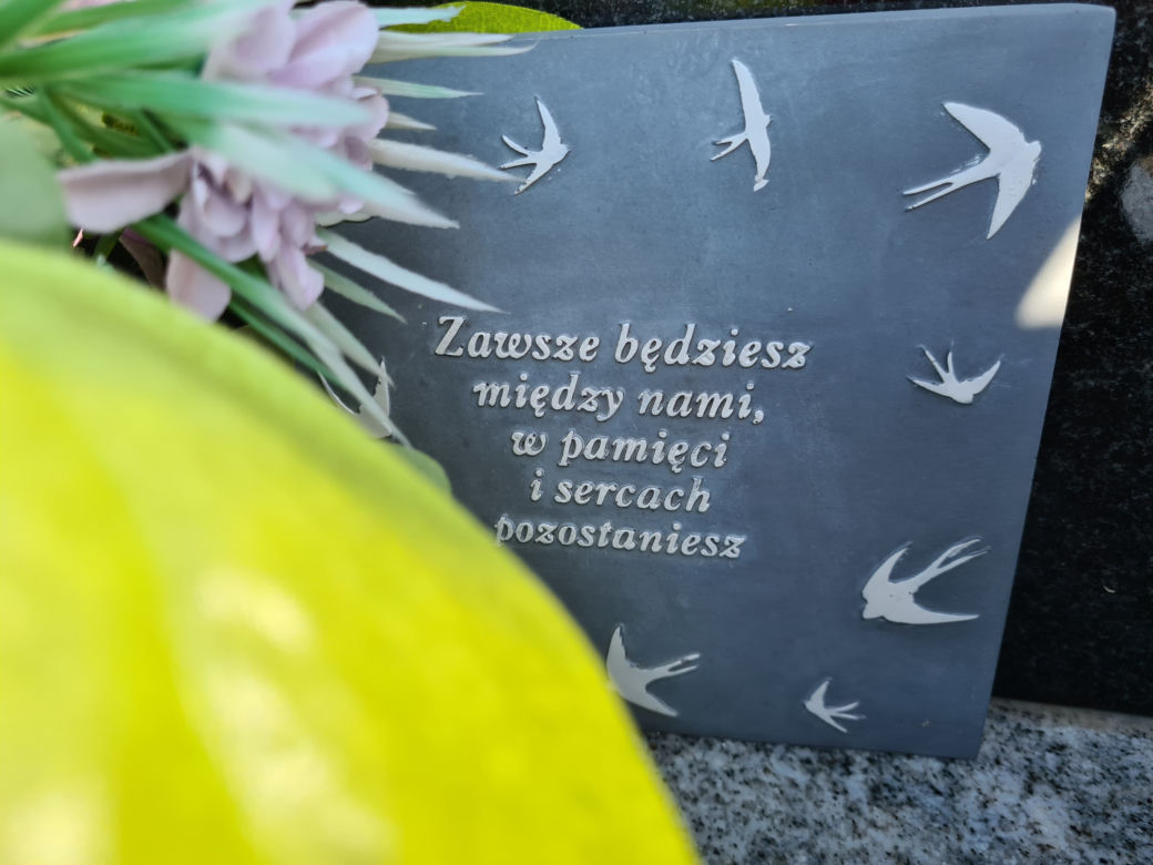  Makowisko. Paulina miała tylko 16 lat, gdy zginęła w samochodzie kolegi. Białe aniołki strzegą jej grobu [GALERIA] 