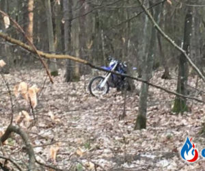 Policjanci rozjechali motocyklistę w lesie
