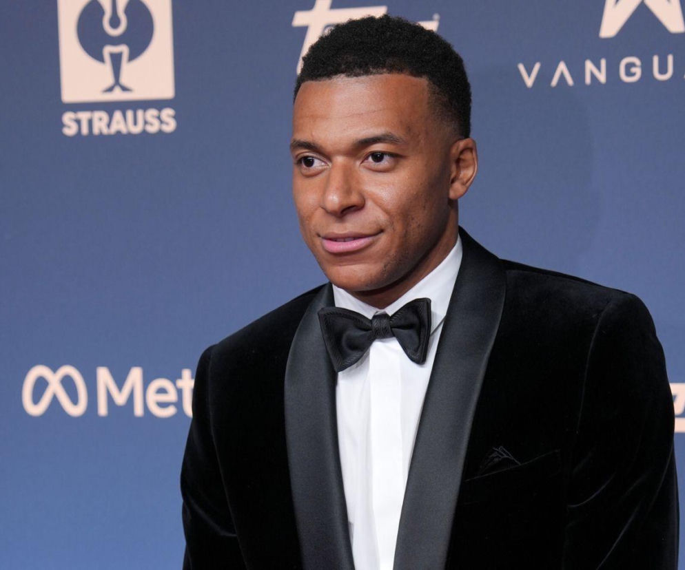 Kylian Mbappe w czarnym smokingu i muszce na gali Złotej Piłki. O wynikach plebiscytu przeczytasz na SE Supersport.