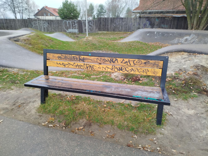 Wandale zniszczyli sprayami m.in. ławeczki i tablice przy pumptracku