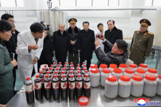 Kim Dzong Un grozi nagłym uderzeniem i unicestwieniem wrogów. Pokazał wyrzutnie rakietowe