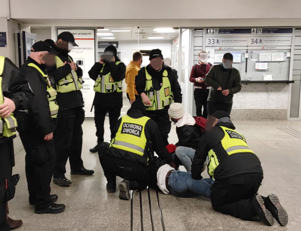Warszawa. Bestialska interwencja ochrony na oczach policji [WIDEO]