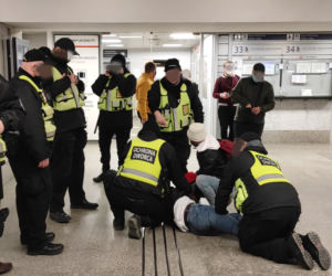 Warszawa. Bestialska interwencja ochrony na oczach policji [WIDEO]