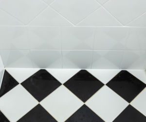 Jak poprawnie usunąć starą fugę i silikon oraz nałożyć nowy? Murator Remontuje