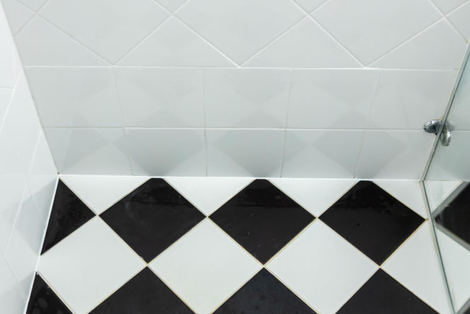 Jak poprawnie usunąć starą fugę i silikon oraz nałożyć nowy? Murator Remontuje