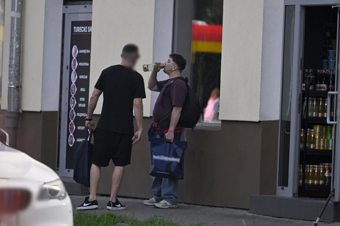 Daniel Martyniuk ładnie się bawi w Warszawie. Mamy fotki