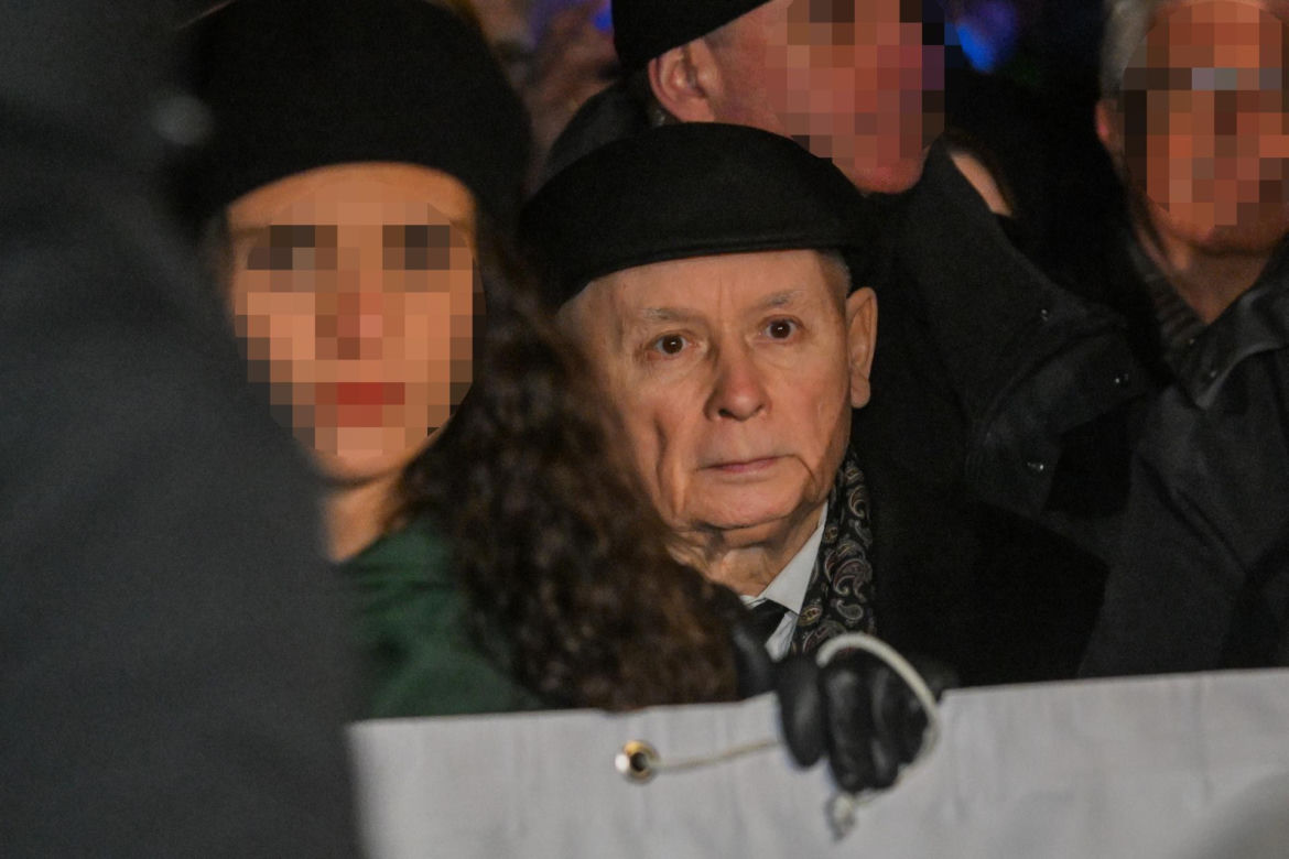 Kaczyński ściśnięty w tłoku pod pomnikiem smoleńskim