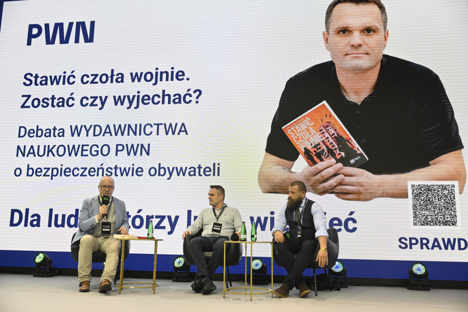 Warszawskie Targi Obronne. Scena Biała. Stawić czoła wojnie. Zostać czy wyjechać – Debata WYDAWNICTWA NAUKOWEGO PWN o bezpieczeństwie obywateli