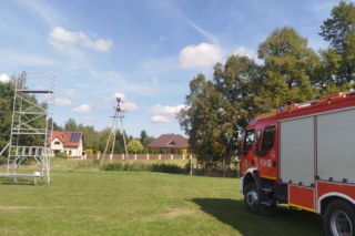 Mężczyzna porażony prądem po kontakcie rusztowania z linią energetyczną w Woli Dębińskiej