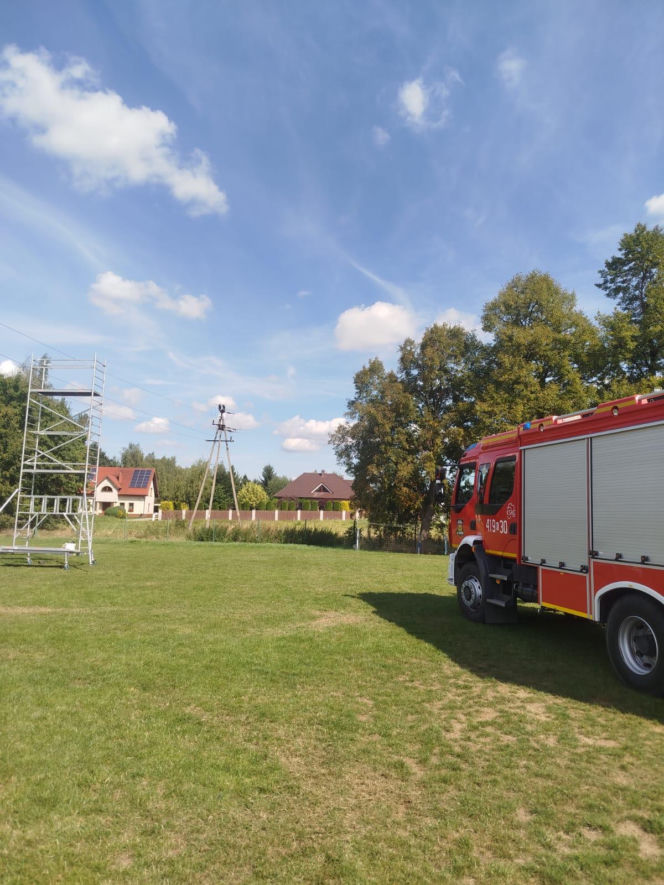 Mężczyzna porażony prądem po kontakcie rusztowania z linią energetyczną w Woli Dębińskiej