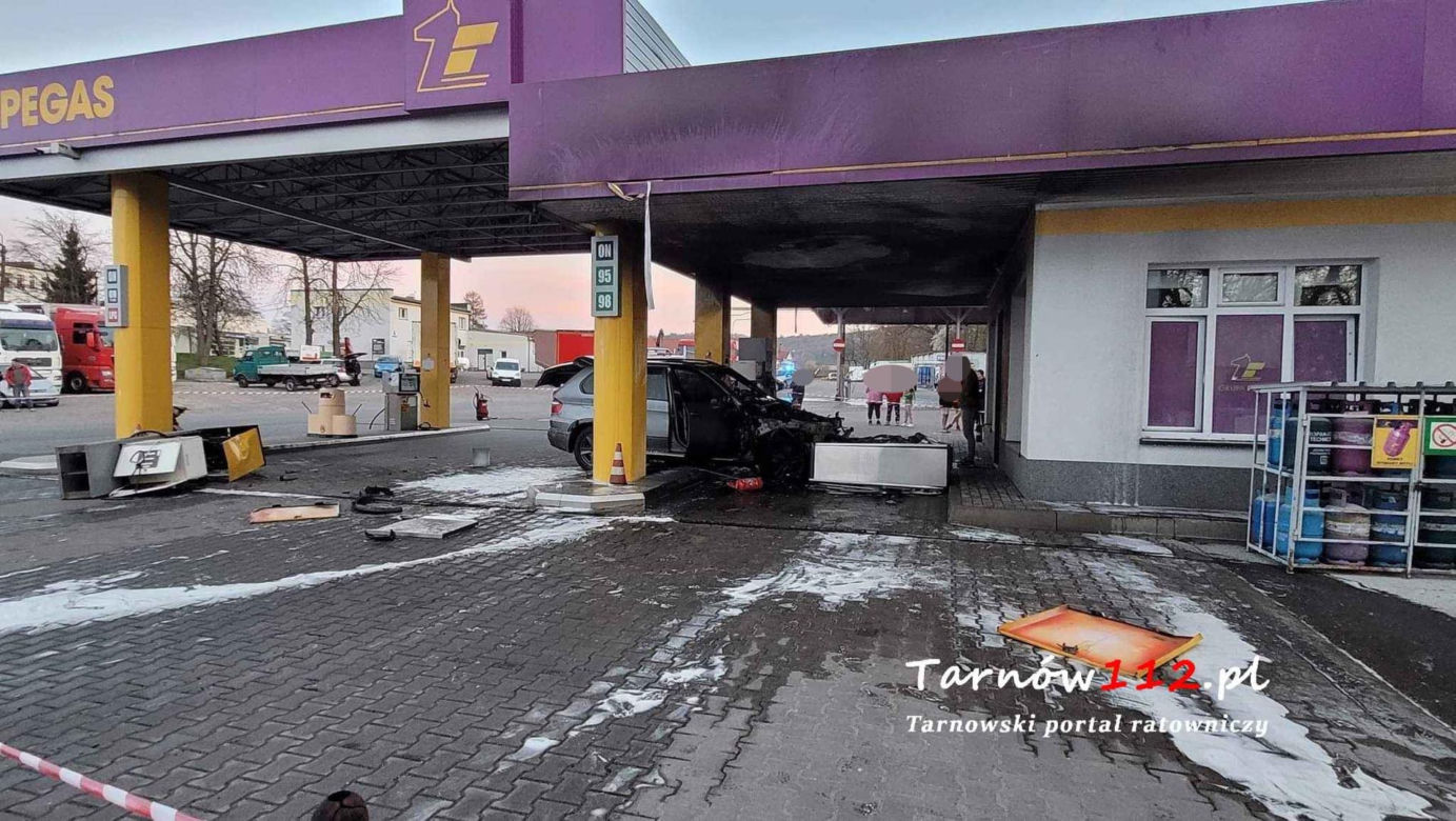 Tarnów. Ogromny pożar na stacji paliw. 47-latek z bmw staranował dystrybutory [ZDJĘCIA]