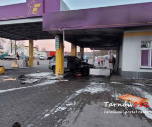 Tarnów. Ogromny pożar na stacji paliw. 47-latek z bmw staranował dystrybutory [ZDJĘCIA]