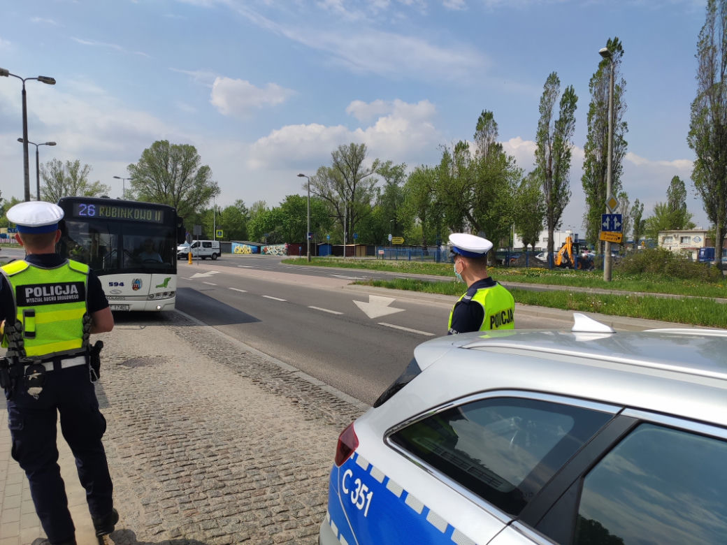 Mieszkańcy Torunia zdjęli maseczki i ruszyli na miasto. Policja sprawdza, czy nie łamią obostrzeń