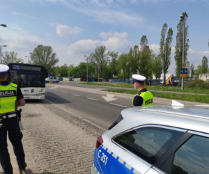 Mieszkańcy Torunia zdjęli maseczki i ruszyli na miasto. Policja sprawdza, czy nie łamią obostrzeń