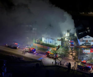 Potężny pożar domów pod Warszawą. Służby apelują do mieszkańców!