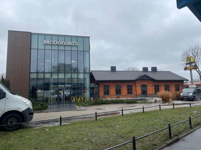 Nietypowy McDonald's przy ul. Radzymińskiej w Warszawie
