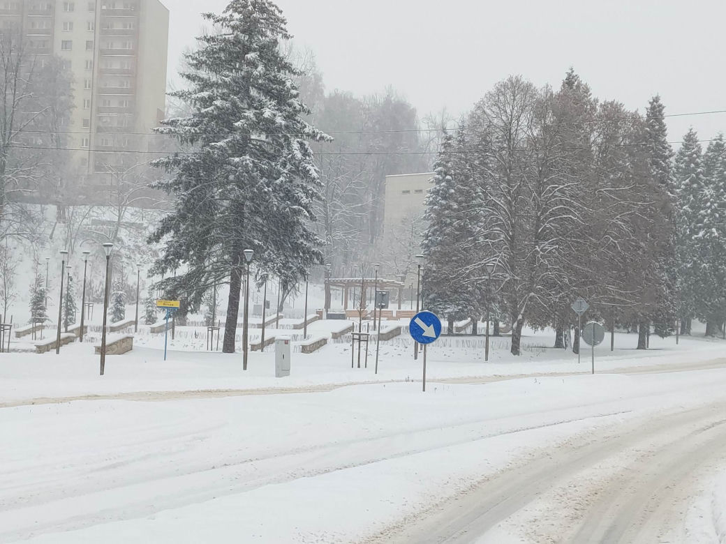 Starachowice pod śniegiem, na drogach trudne warunki do jazdy