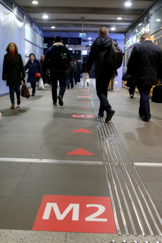 Nowe oznaczenia i tłok w metrze Świętokrzyska