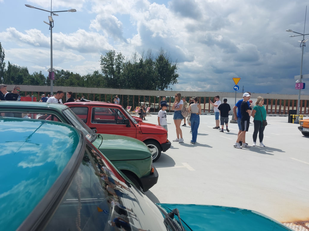 Zlot fiatów 126p w Galerii Libero w Katowicach